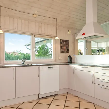 Дом отдыха Awesome Home In Blavand With Sauna